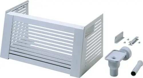 Weiße Installationsabdeckung mit horizontalen Streifen und Zubehörteilen für eine Bosch CERASTAR oder CERANORM Einrichtung. Teile beinhalten Halterungen und Rohranschlüsse.